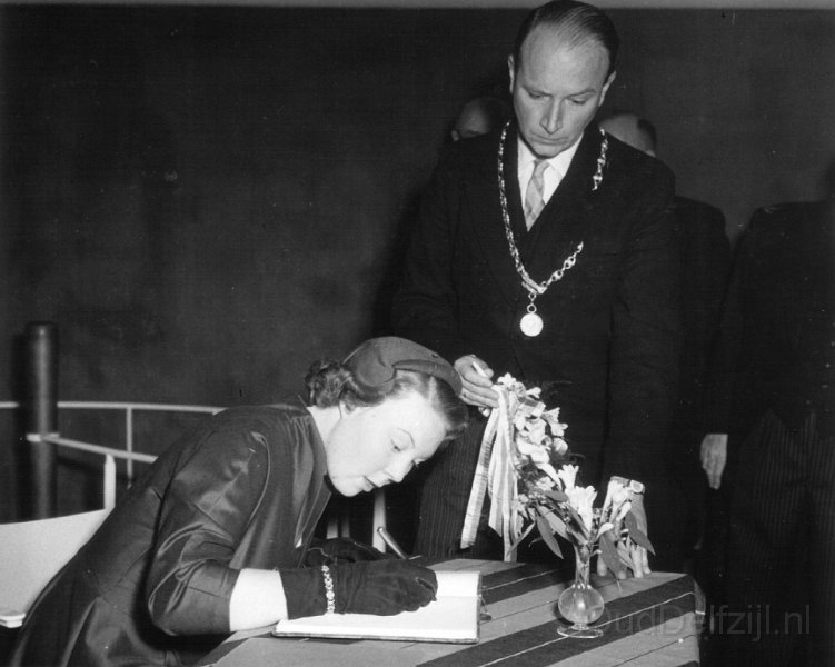 Prinsen Beatrix tekent het gastenboek van Gemeente Delfzijl .jpg